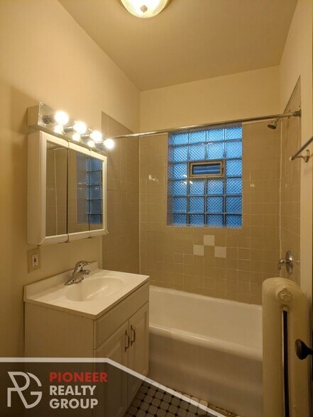Building Photo - 4225 N Paulina St