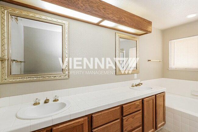 Building Photo - 441 N Lexington Dr