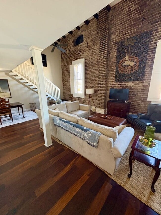 Building Photo - Historic Downtown Fully Furnished 2 Bedroom Condo