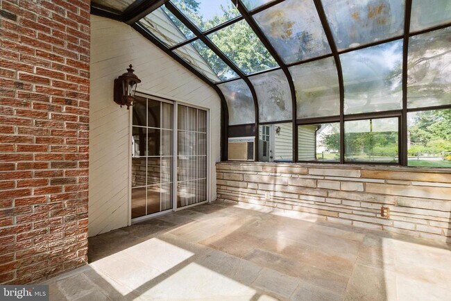 Building Photo - 5601 Dawes Ave