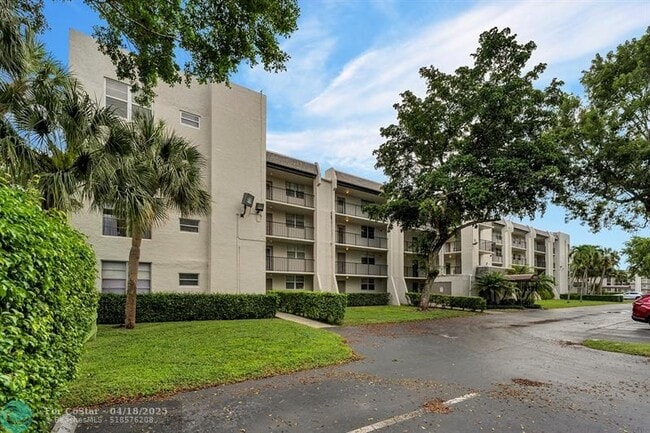 Building Photo - 9430 Poinciana Pl