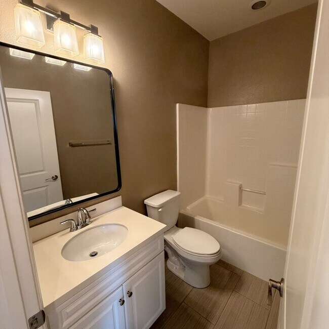 Building Photo - Modern 3-story townhouse in Eastvale-MOVE-IN SPECIAL $2595 FOR FIRST 3 MONTHS!