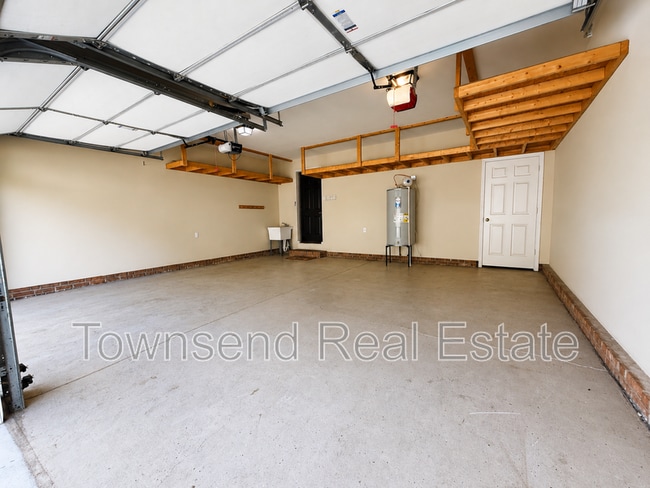 Building Photo - 2937 Delaware Dr