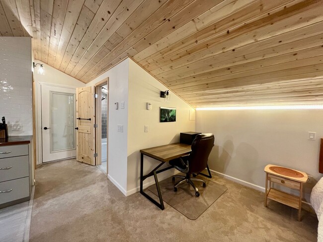 Building Photo - Beautiful efficiency apartment with balcony near UAF