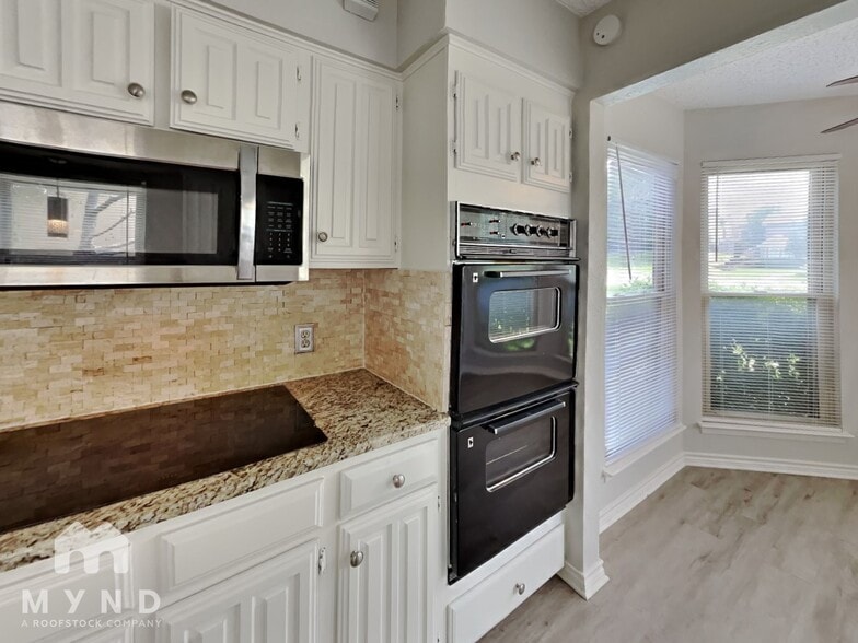Building Photo - 9723 Summerwood Cir