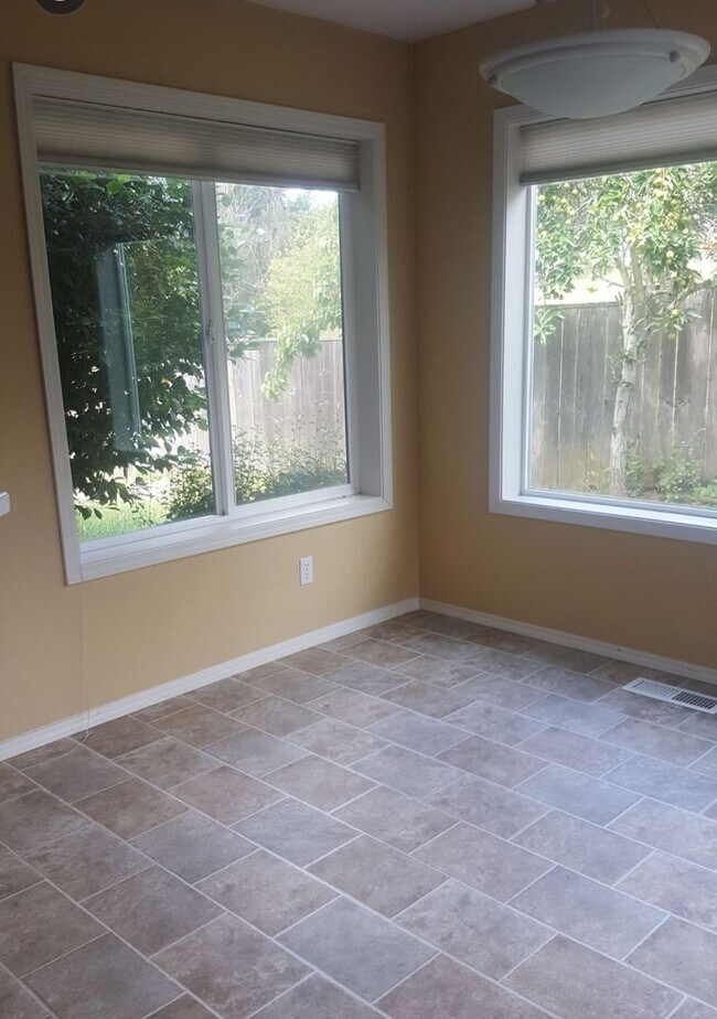 Building Photo - Great 4 bedroom in Bethany Area