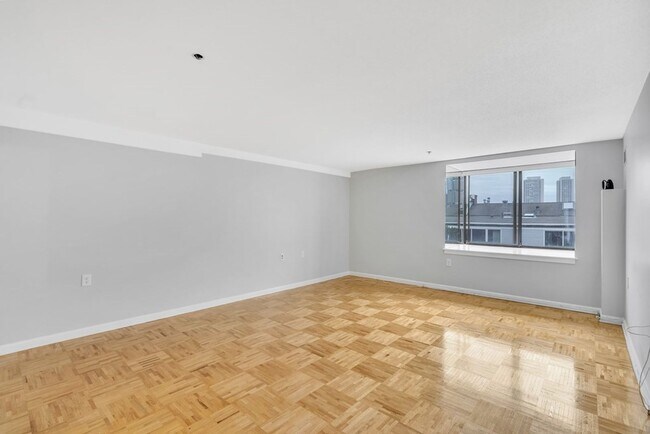 Building Photo - Historic Waterfront - Fitness Center - Concierge - Renovated Kitchen