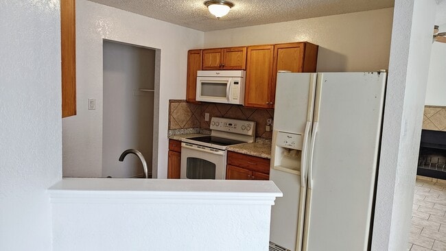 Building Photo - 3905 Pickwick Ln