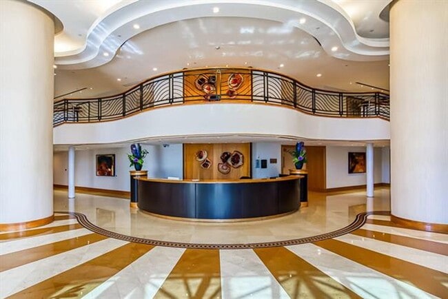 Building Photo - 18911 Collins Ave