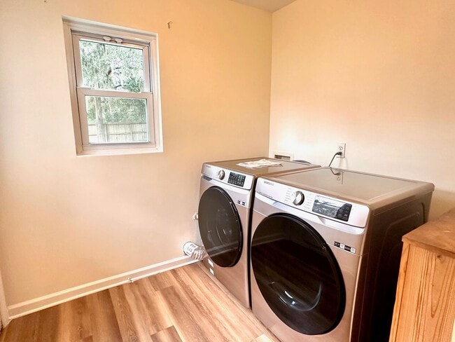 Building Photo - Fernandina Bungalow! Close to Downtown!