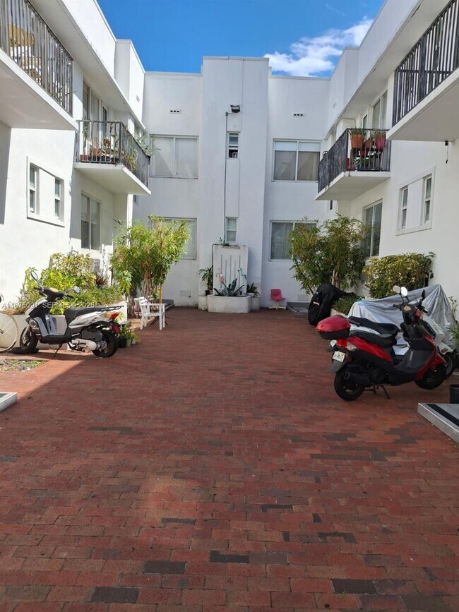 Building Photo - 320 80th St