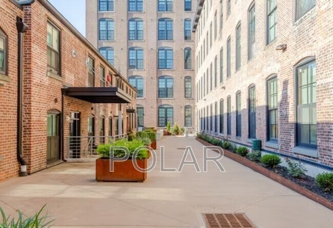 Building Photo - 154 Ave E