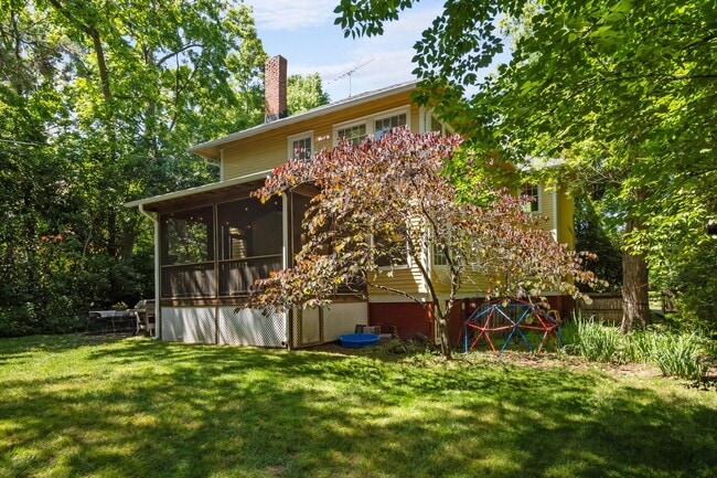 Building Photo - Stunning Historic 4-bedroom home in W Trin...