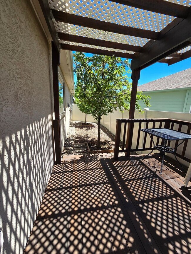 Building Photo - Beautiful single level townhouse located in quiet northwest area.
