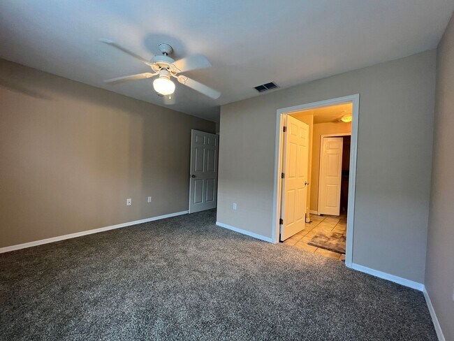 Building Photo - Beautiful 2-bedroom, 2-bath Condo available in sought after Admirals Walk private gated community.