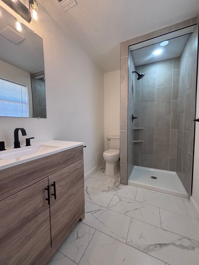 Building Photo - 3/2/2 Newly remodeled home with new appliances, flooring and much more!