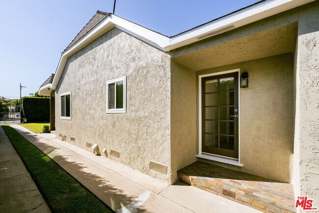 Building Photo - 1026 S Windsor Blvd