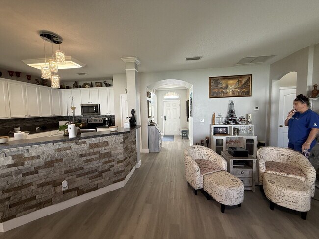 Building Photo - "Spacious 3-Bedroom Retreat with Bonus roo...