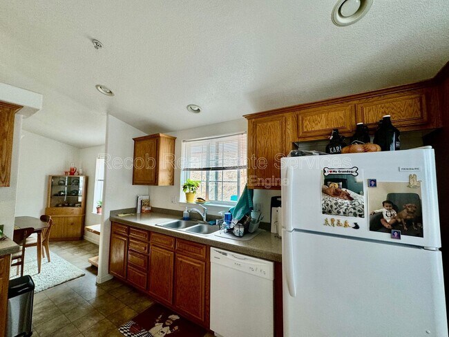 Building Photo - 580 Silverbrook Dr