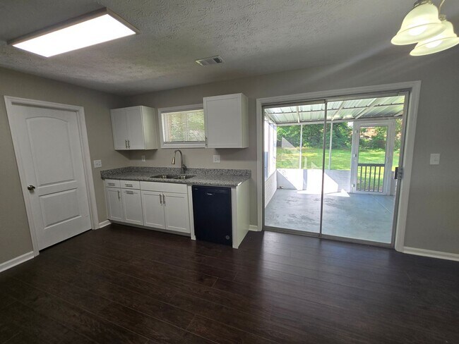 Building Photo - FOR RENT in Central Columbus! Available Now!