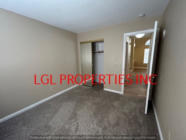 Building Photo - Very Nice Roseville 3 Bedroom 2 Bath Home