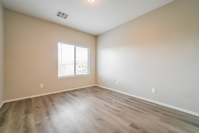 Building Photo - 153 E Dry Creek Rd