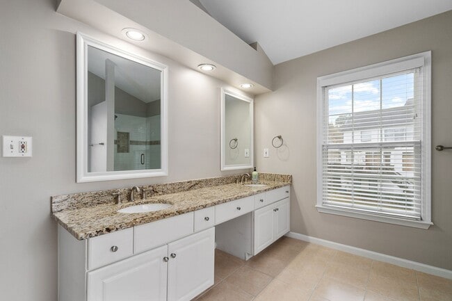 Building Photo - Spacious 4-Bedroom Two-Story Home in Dunwo...