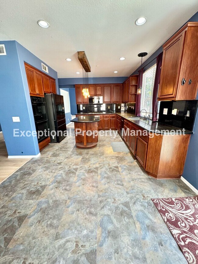 Building Photo - Ready to move in 4 bed 3 bath pool home