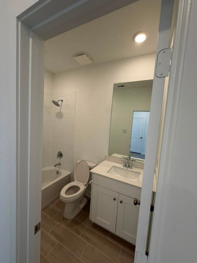 Building Photo - 2847 Gdn Mdw St