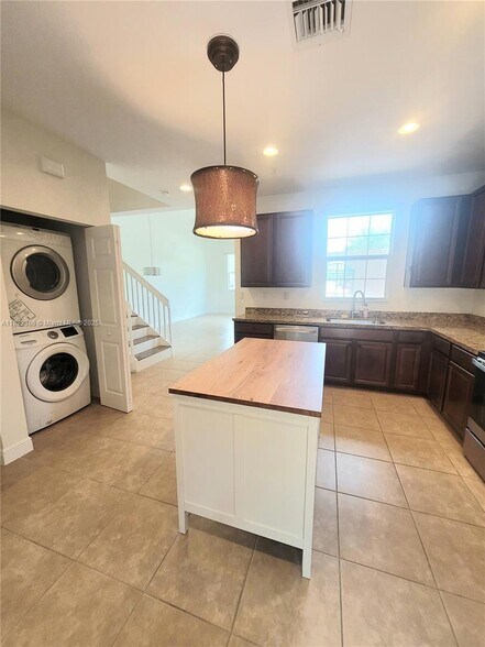 Building Photo - 1430 SW 147th Ter