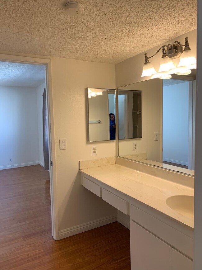 Building Photo - Bright, comfortable, and spacious one bedroom Condominium