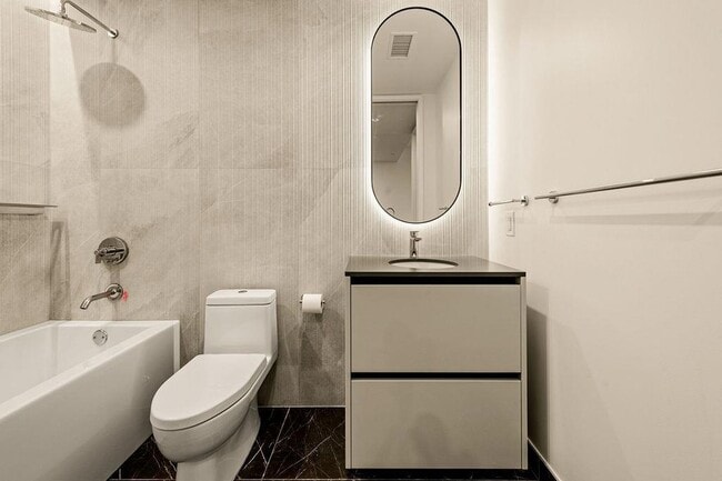 Building Photo - 610 Davis St