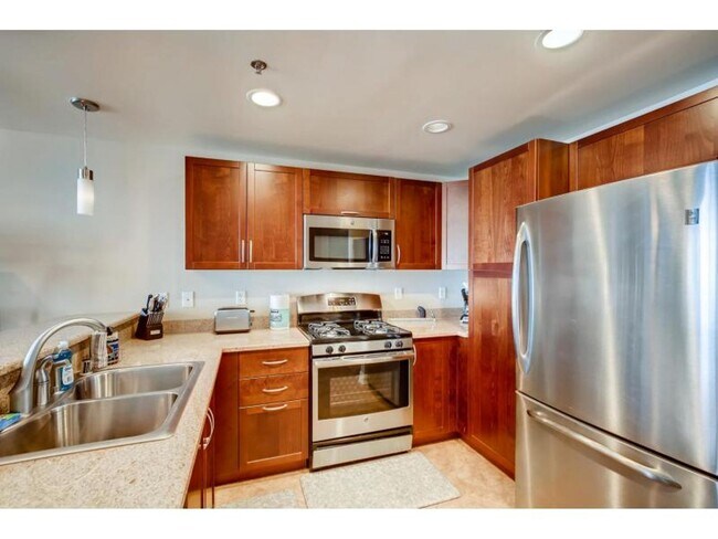 Building Photo - Hi Rise One Bedroom Condo