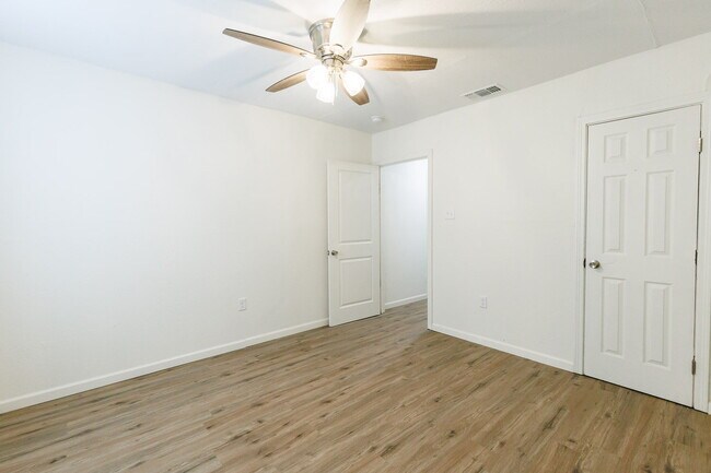 Building Photo - Newly Remodeled Duplex with Modern Touches...