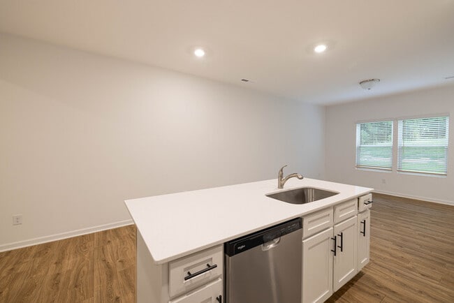 Building Photo - 3 br townhome Walking Distance to Downtown...
