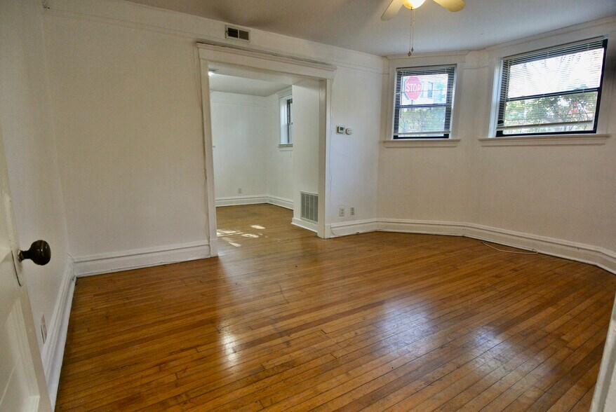 Building Photo - 3801 N Lakewood Ave #Gdn