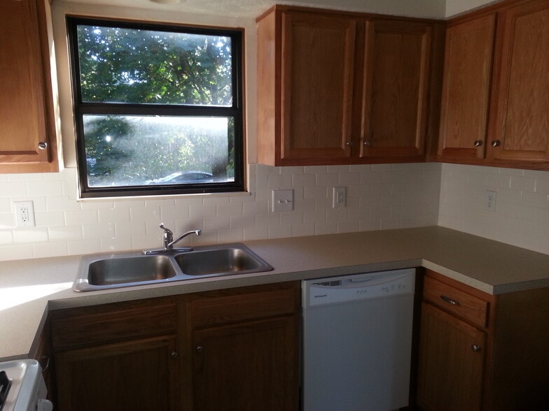 Building Photo - 180 E 12th Ave