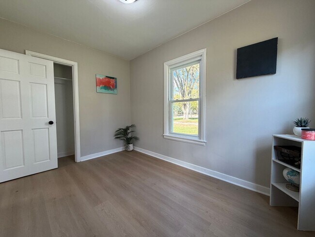 Building Photo - Remodeled 3 bed, 1 bath home for rent in E...