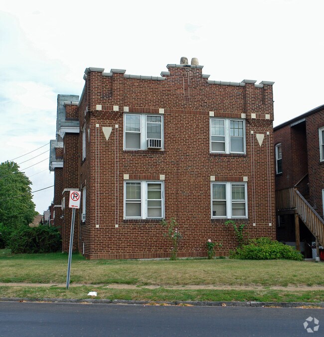 Building Photo - 4040-4042 Hydraulic Ave
