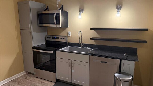 Building Photo - 2568 Alvecot Cir SE
