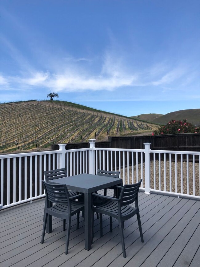 Building Photo - Available Now! 3 Bedroom 2 Bath Spacious H...
