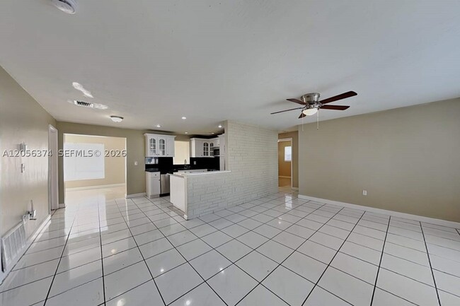 Building Photo - 2401 Jamaica Dr