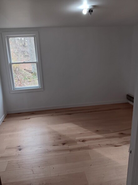 Building Photo - 2550 Silver Lake Spur