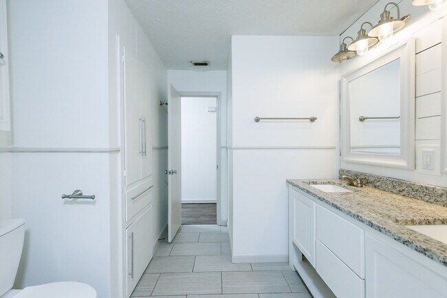 Building Photo - Newly remodeled 3/2/2 in north Lubbock!  M...