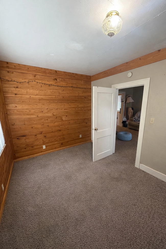 Building Photo - AVAILABLE JUNE - 5 Bed 2 Bath In East Hillside