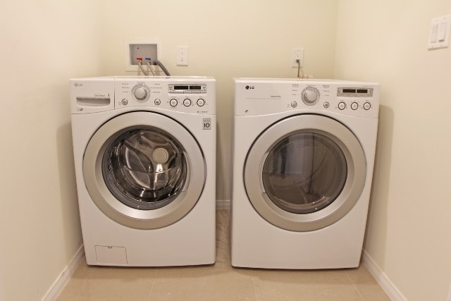 Building Photo - Upgraded 4+2.5 in Reseda w/all appliances ...
