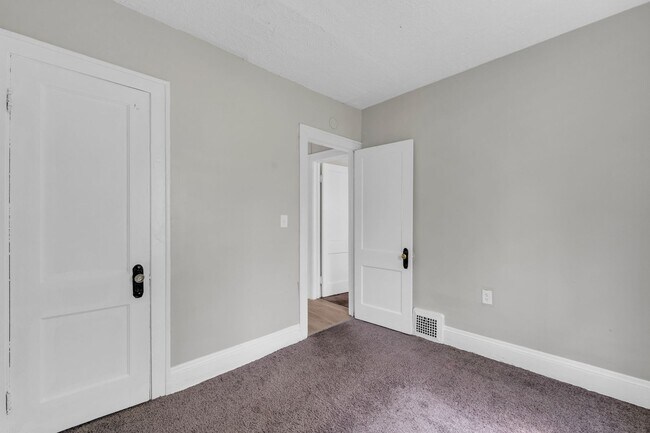 Building Photo - 3218 E 117th St