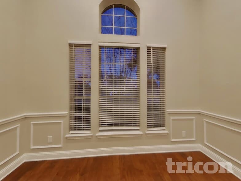 Building Photo - 2304 Greenview Dr