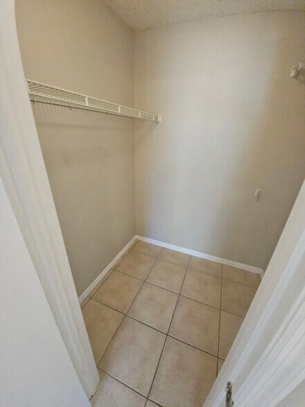 Building Photo - 4658 Commander Dr