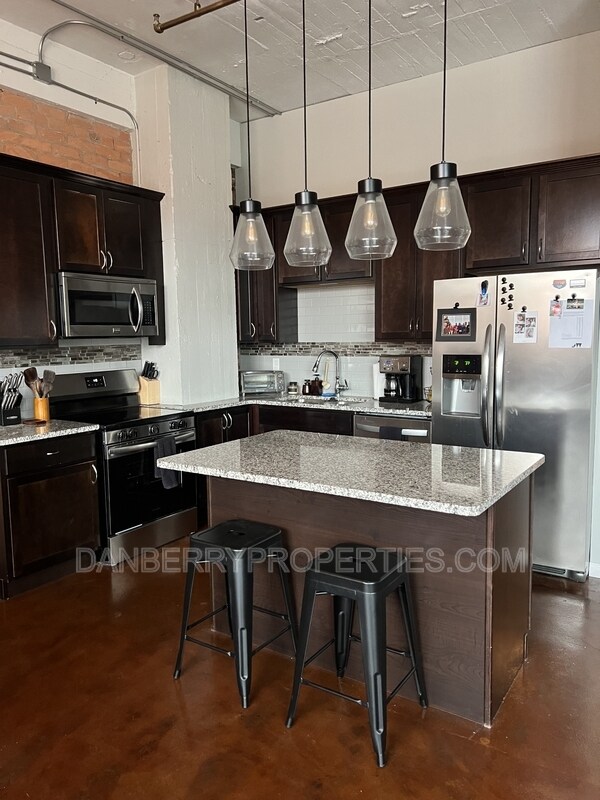 Building Photo - 745 Washington St